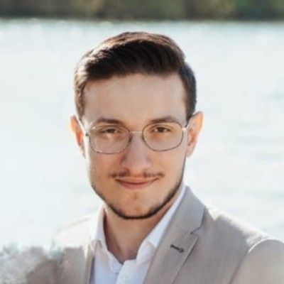 Portrait of Taner &Ouml;zg&uuml;ner, founder of Resogen AI